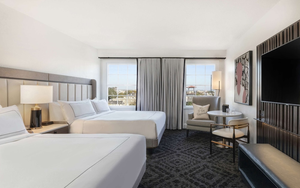 DELUXE, 2 QUEEN BEDS, CITY VIEW, ACCESSIBLE