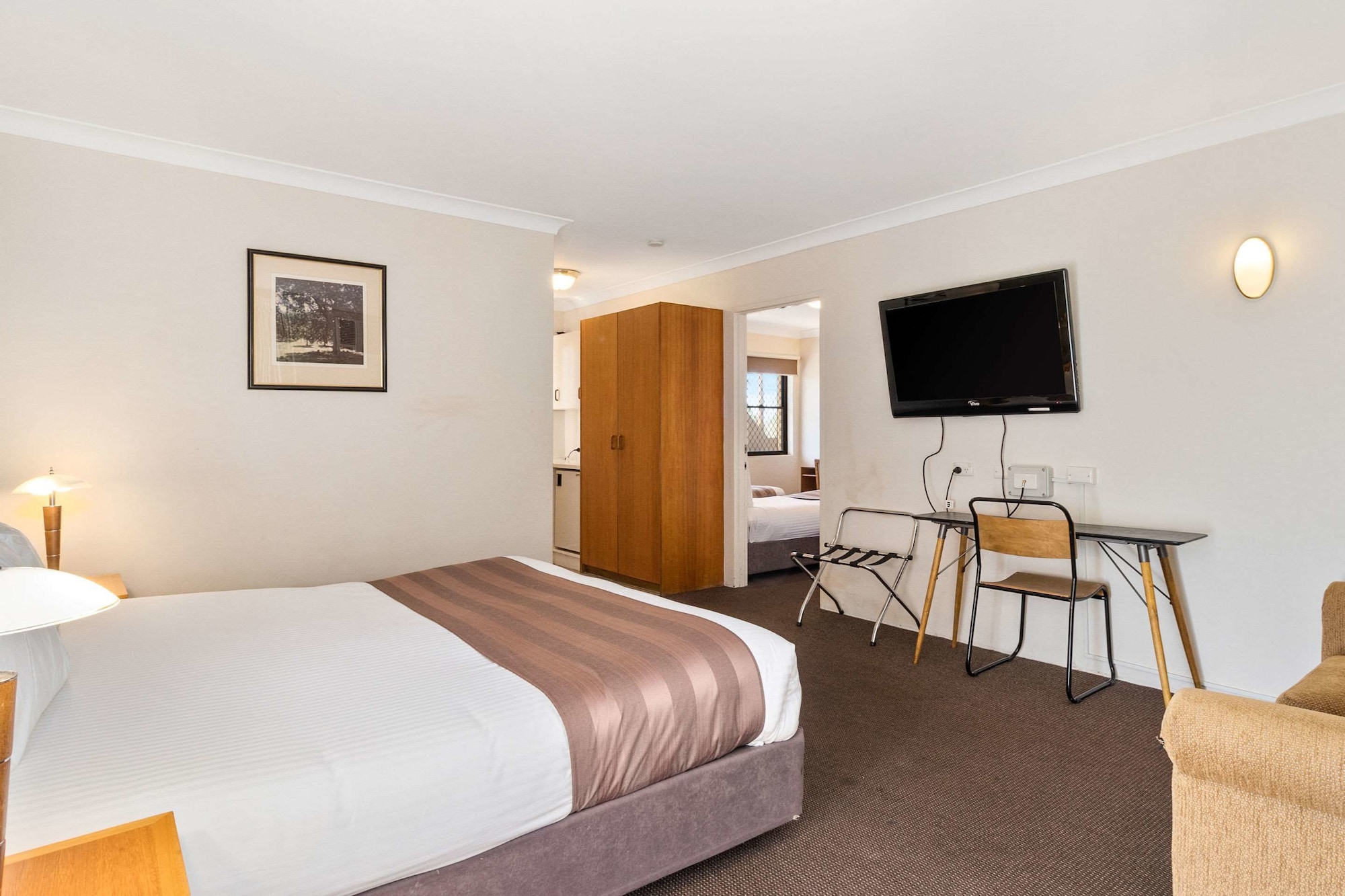 غرفة عائلية بسرير كينج وسريرين منفصلين بغرفتي نوم، Quality Inn Dubbo International 2/6