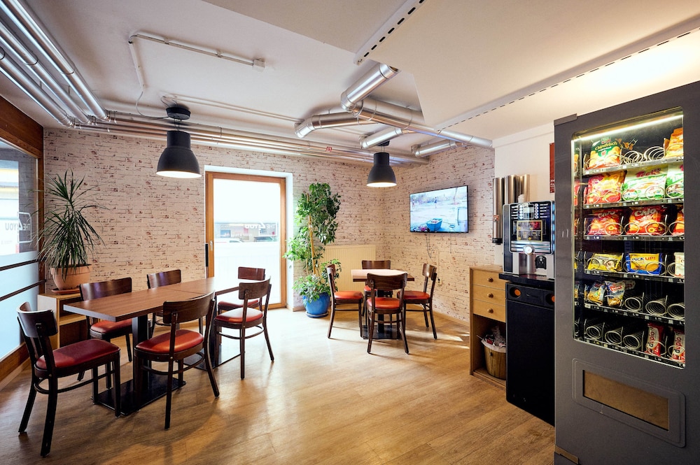 The 4 You Hostel Hotel 48/58