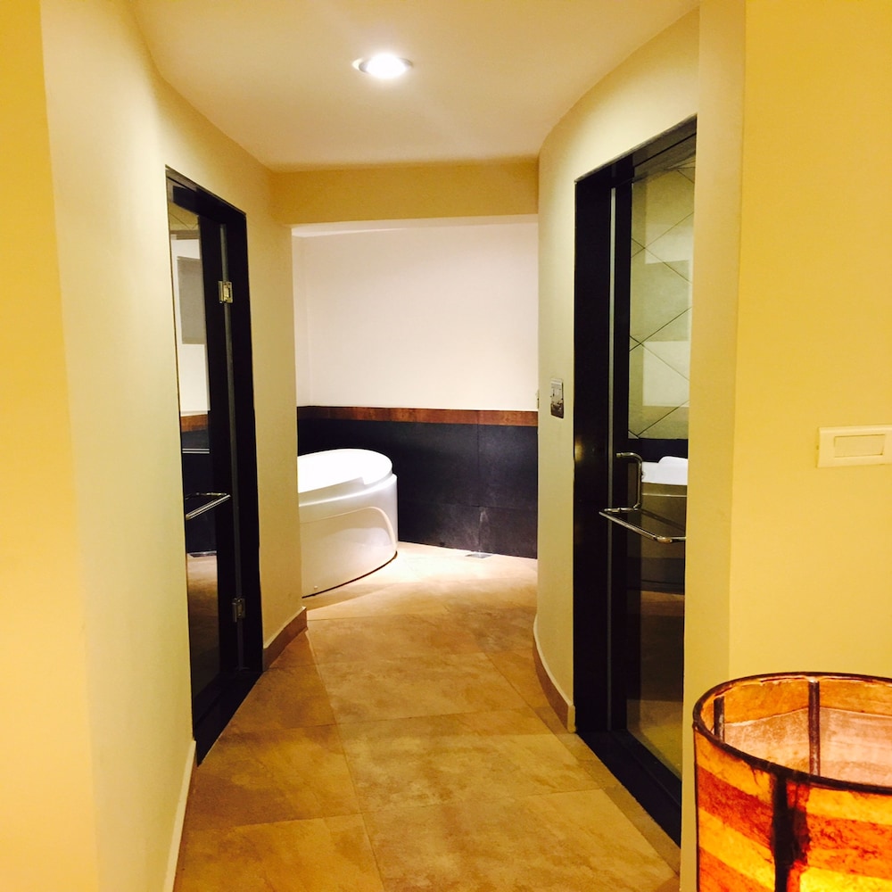 POETREE SAROVAR PORTICO 37/74