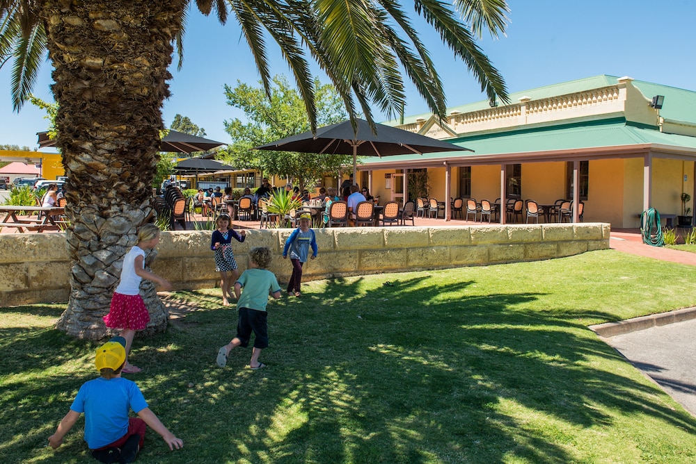 Dongara Hotel Motel 27/29