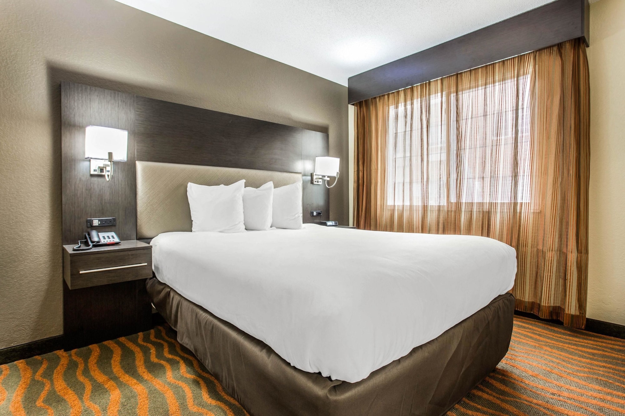 SUITE, QUEEN BED