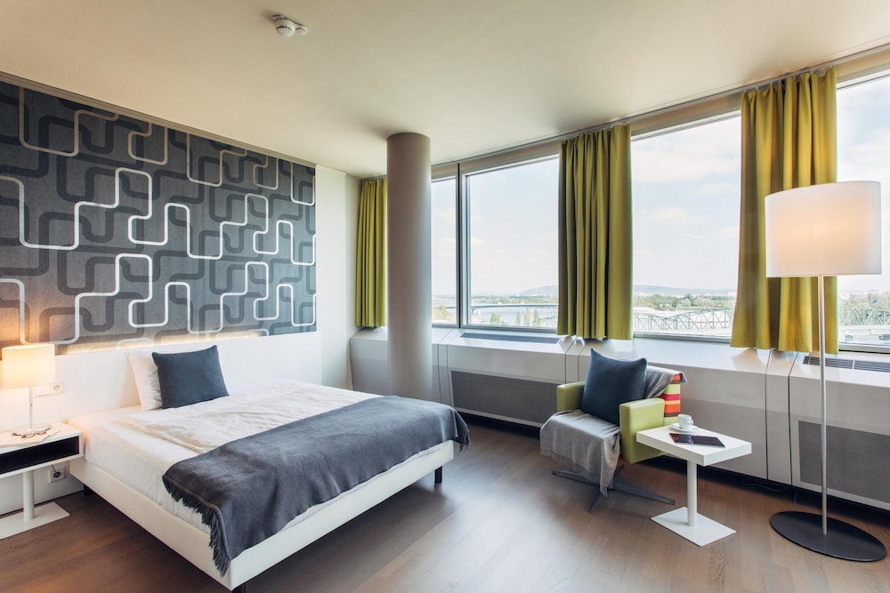 STANDARD, RIVER VIEW