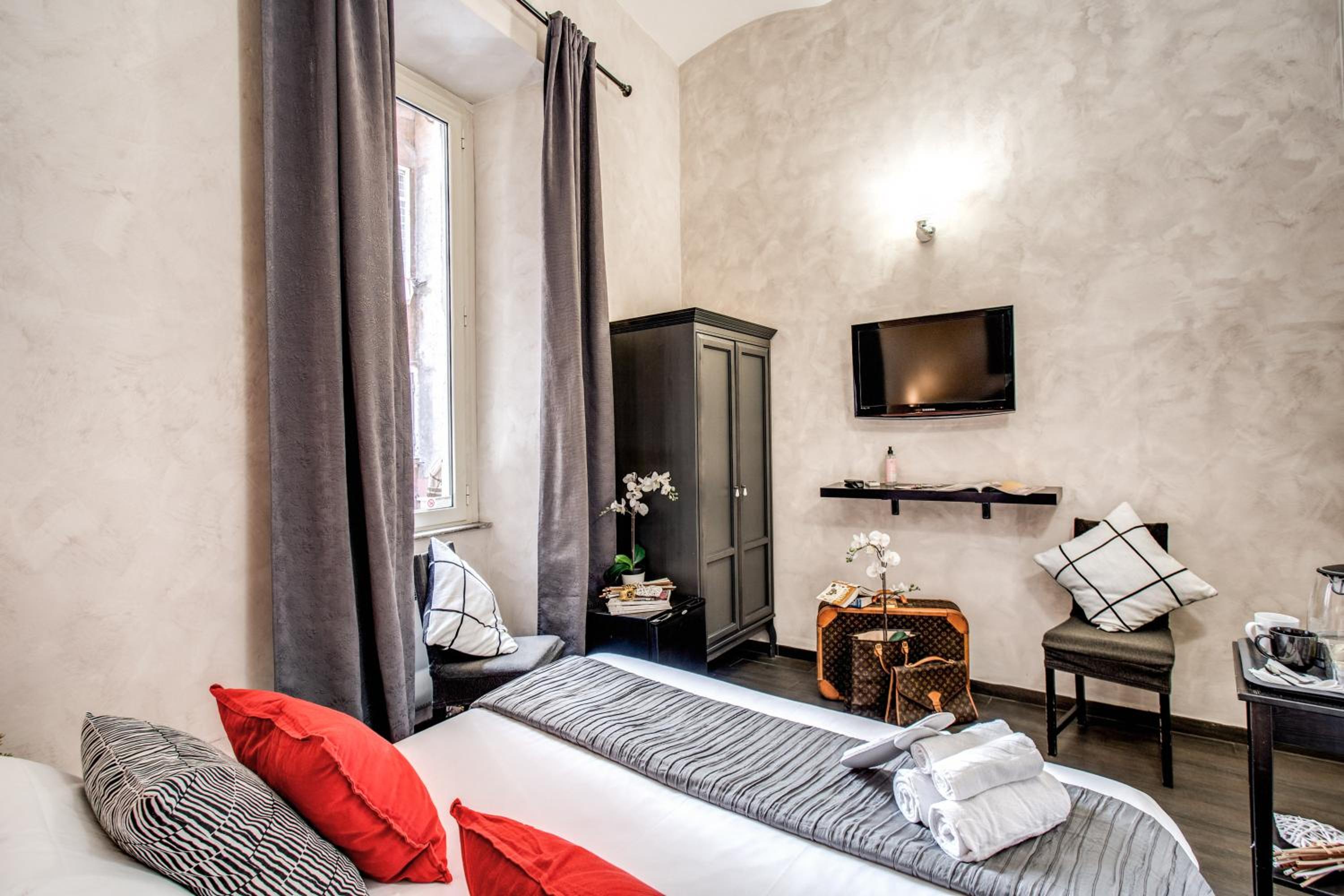 ROOM, DOUBLE BED