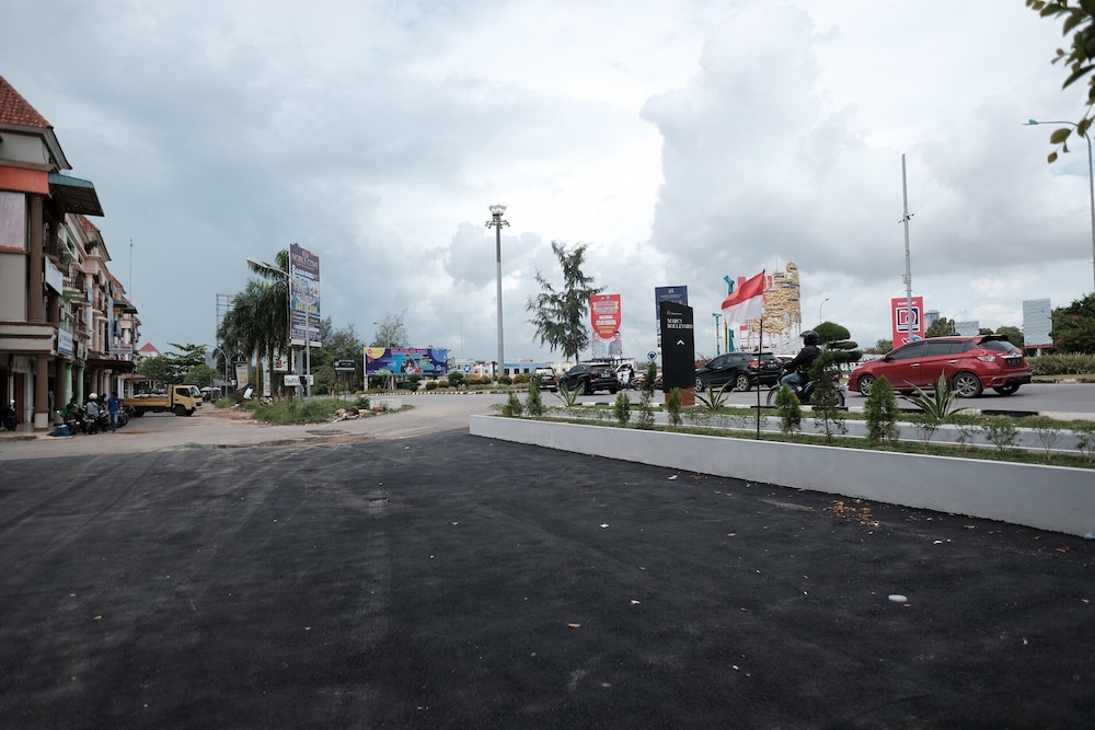 RedDoorz Plus near Ferry Terminal Batam Center 18/23