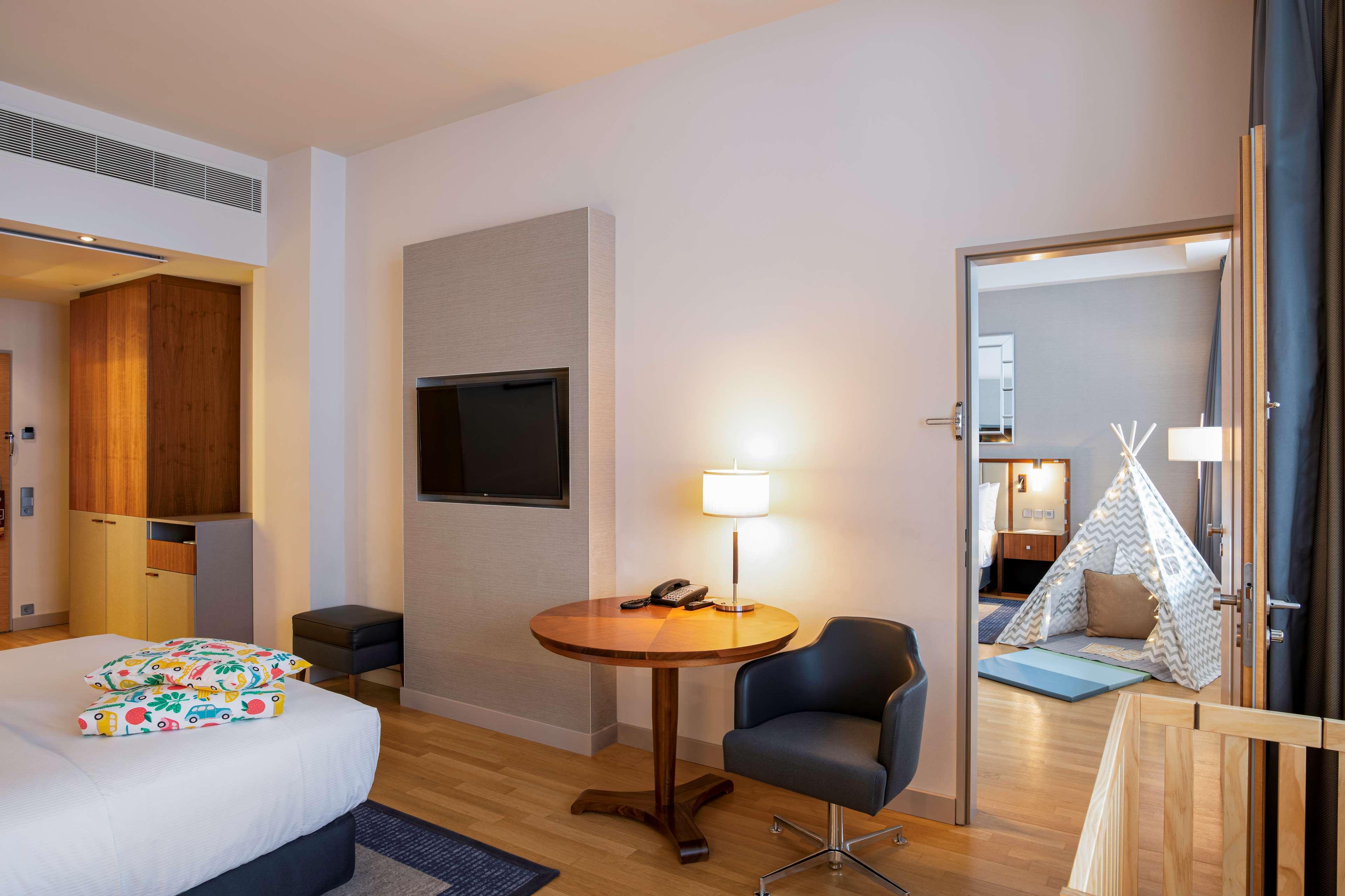 CONNECTING, FAMILY, KING BED