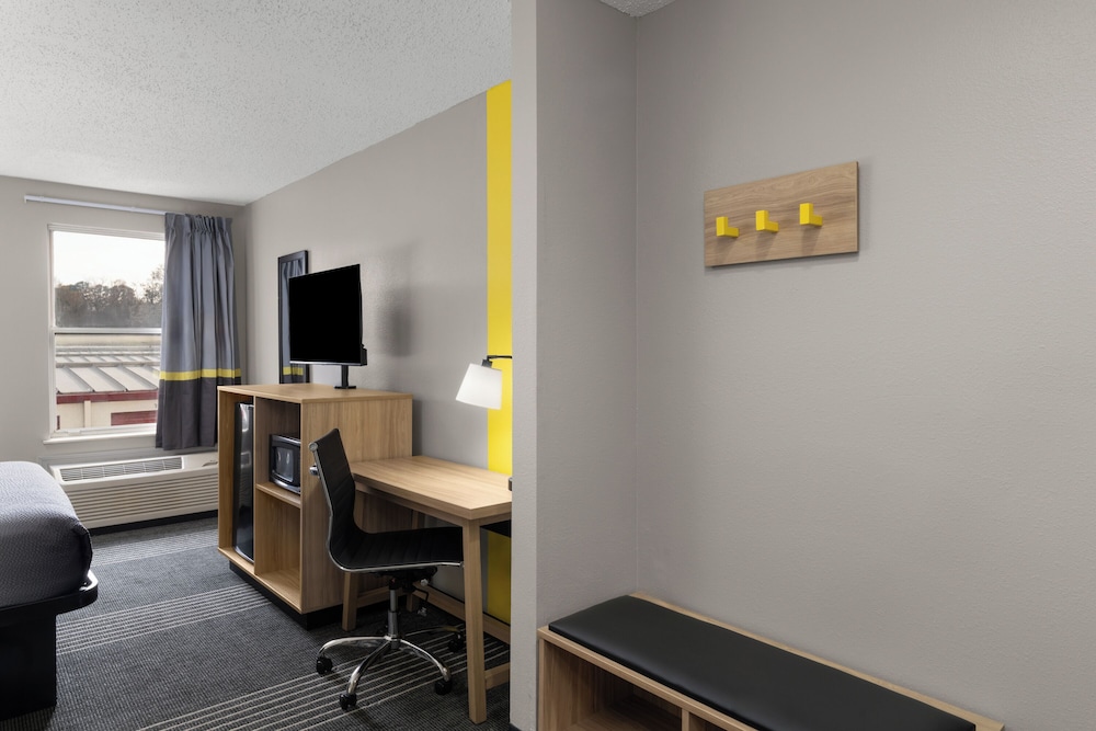 Super 8 by Wyndham Chattanooga East/Hamilton Place 43/47
