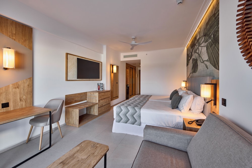 جناح جونيور بسرير كينج بإطلالة جزئية على البحر، Hotel Riu Palace Mauritius All Inclusive Adults Only 2/4