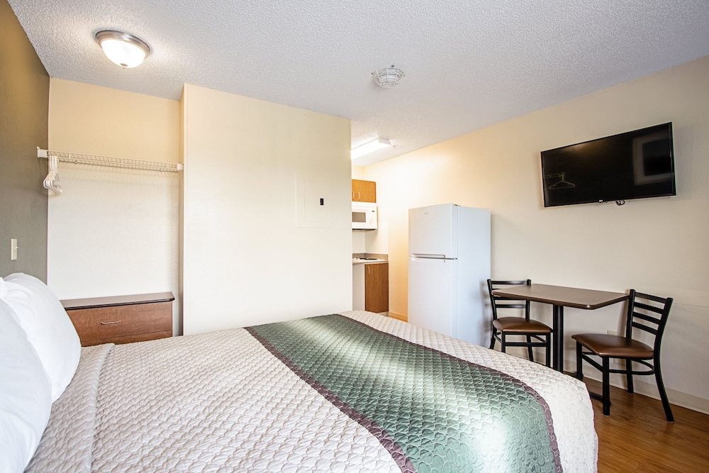 HomeTowne Studios by Red Roof Denver - Lakewood West 13/42