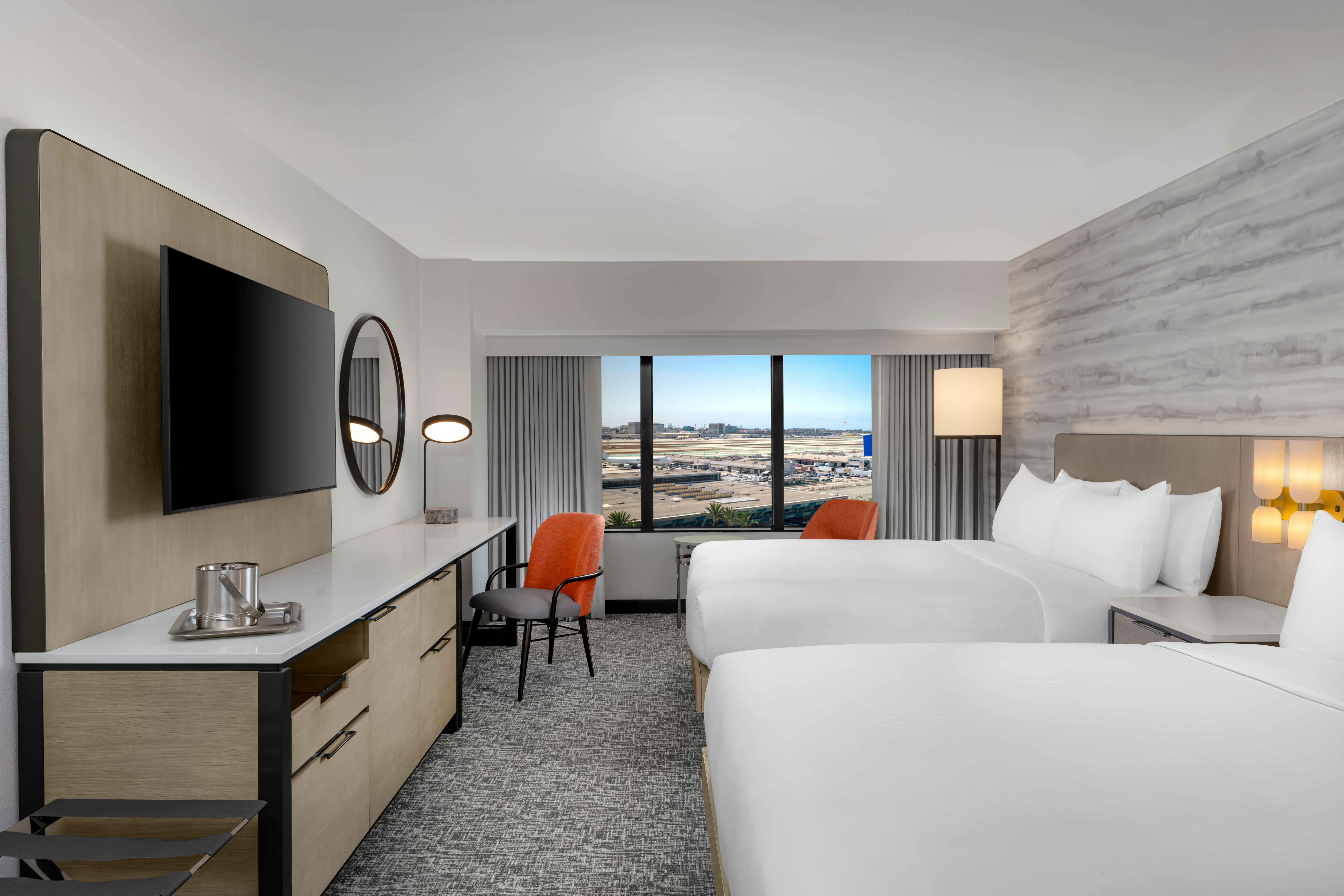 ROOM, 2 QUEEN BEDS, RUNWAY VIEW
