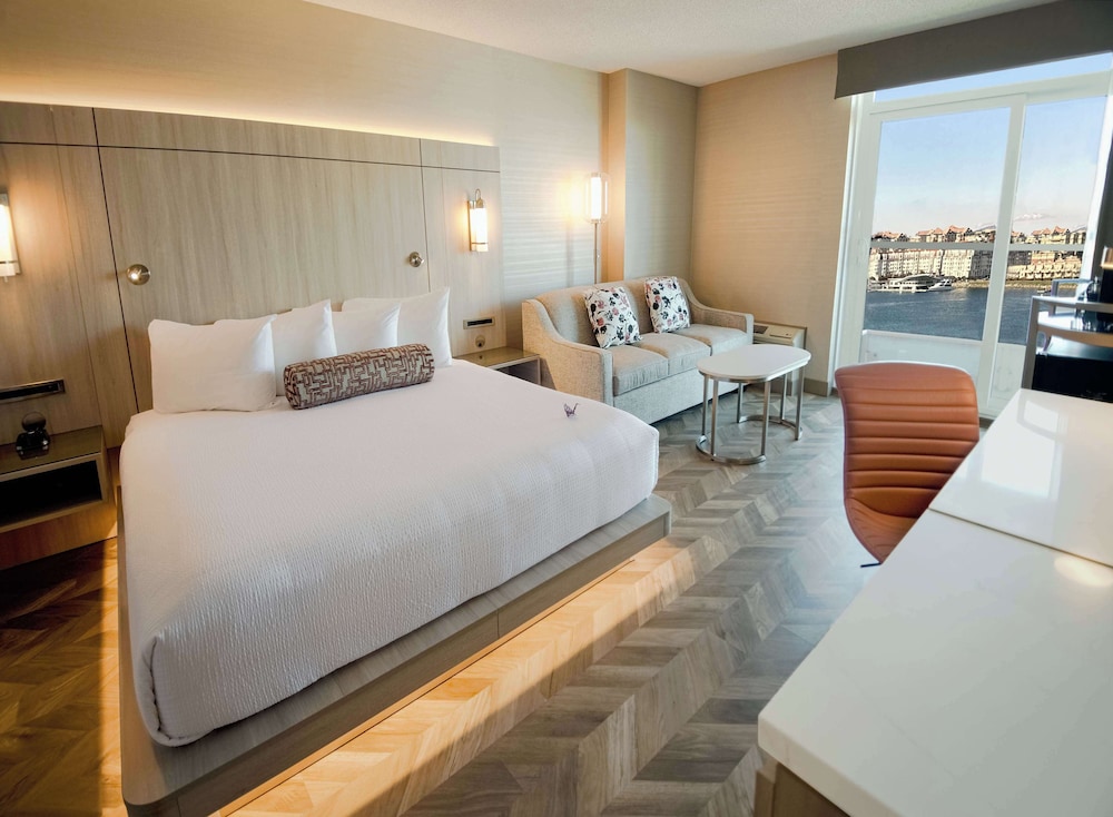 Coast, King Bed, Ocean View، Coast Victoria Hotel Marina By Apa 2/4