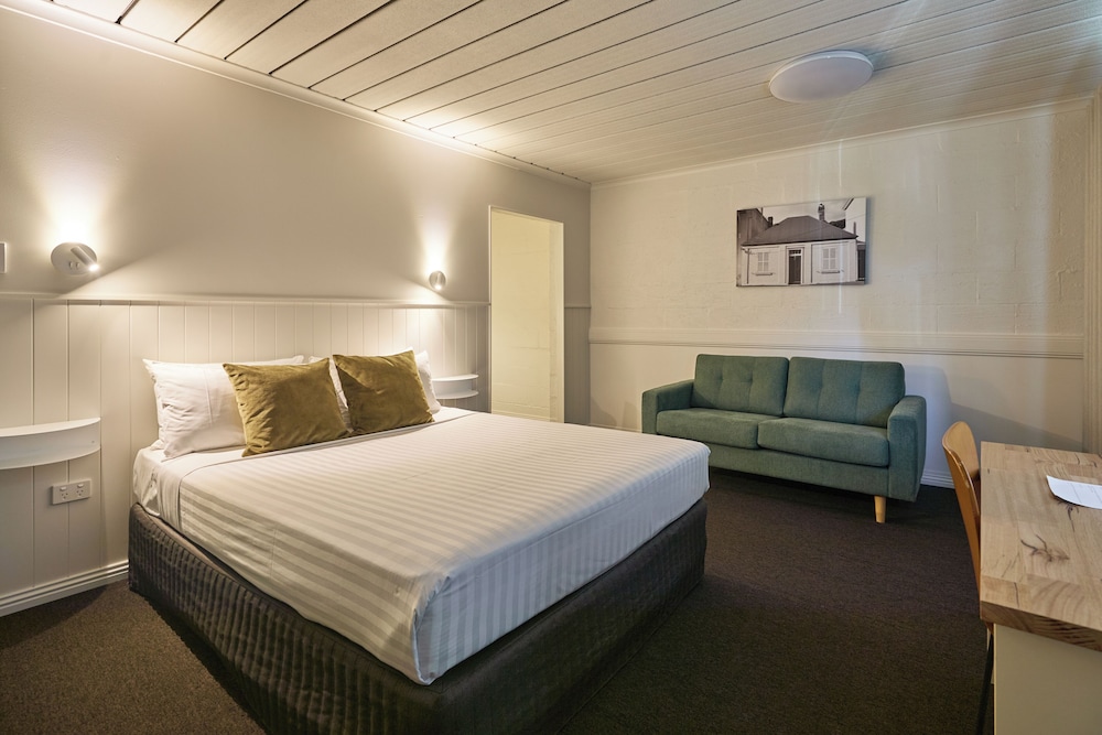 CITY, TWIN BEDS