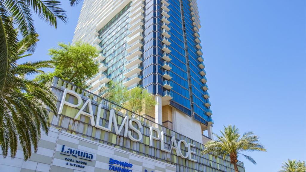 Luxury Hotel Suite With Private Strip View Balcony 2/13