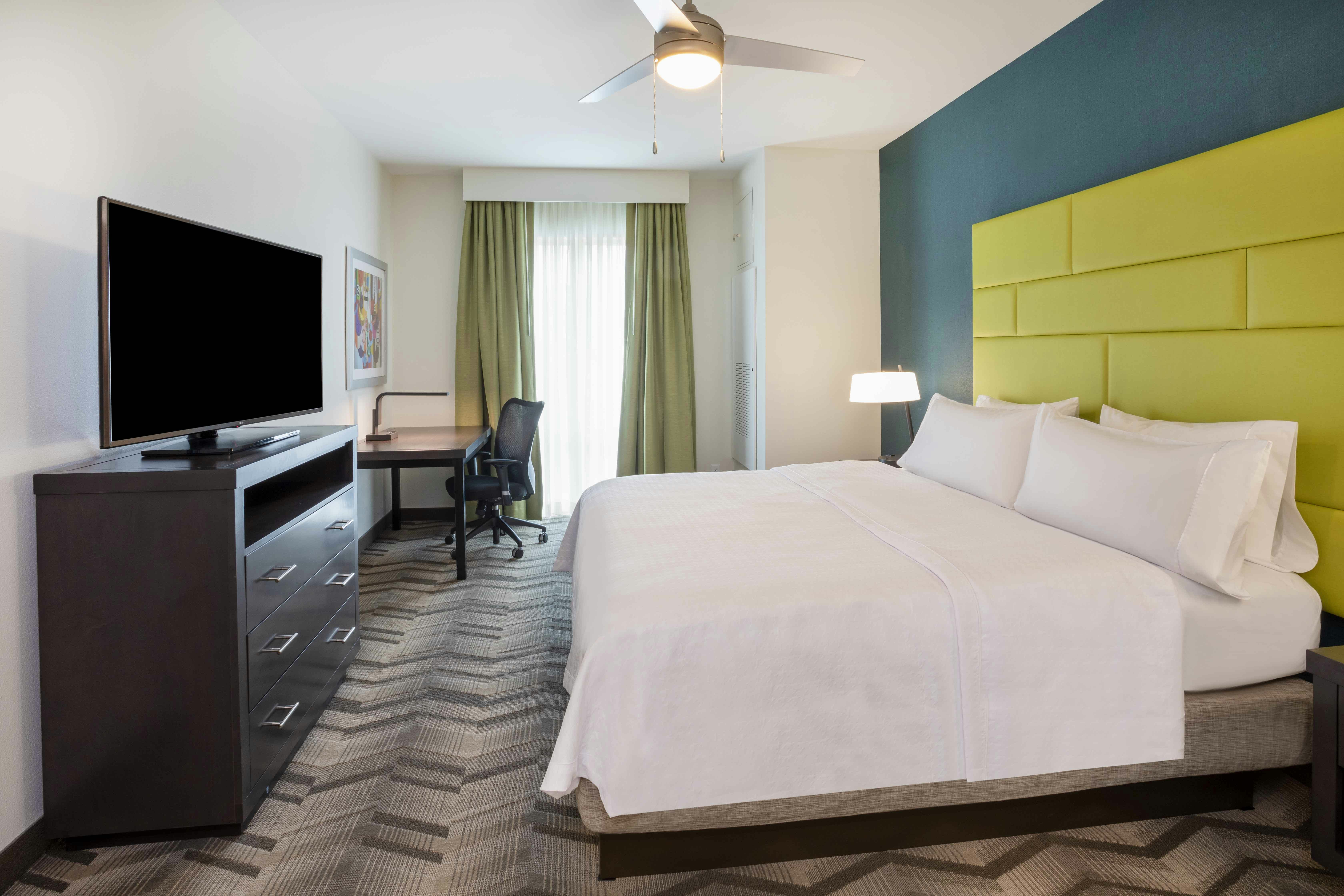 SUITE, KING BED, ACCESSIBLE