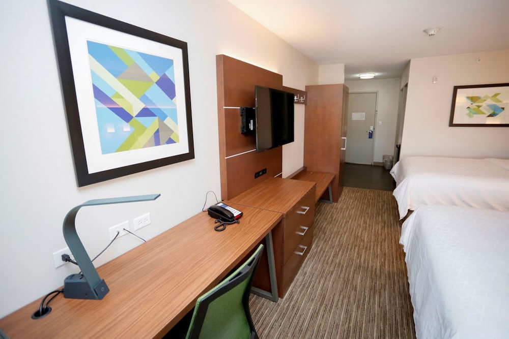 Holiday Inn Express Hotel and Suites Carlsbad 16/65