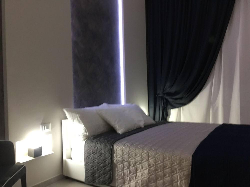 Turin Central Rooms 9/18