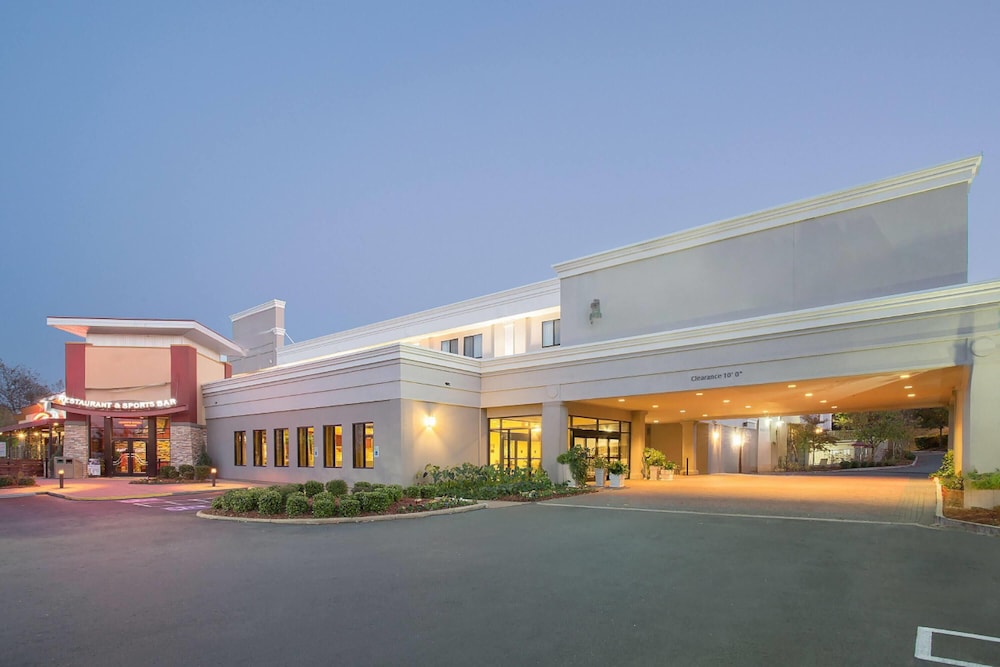 Wyndham Grand Executive Center Little Rock Airport 8/66