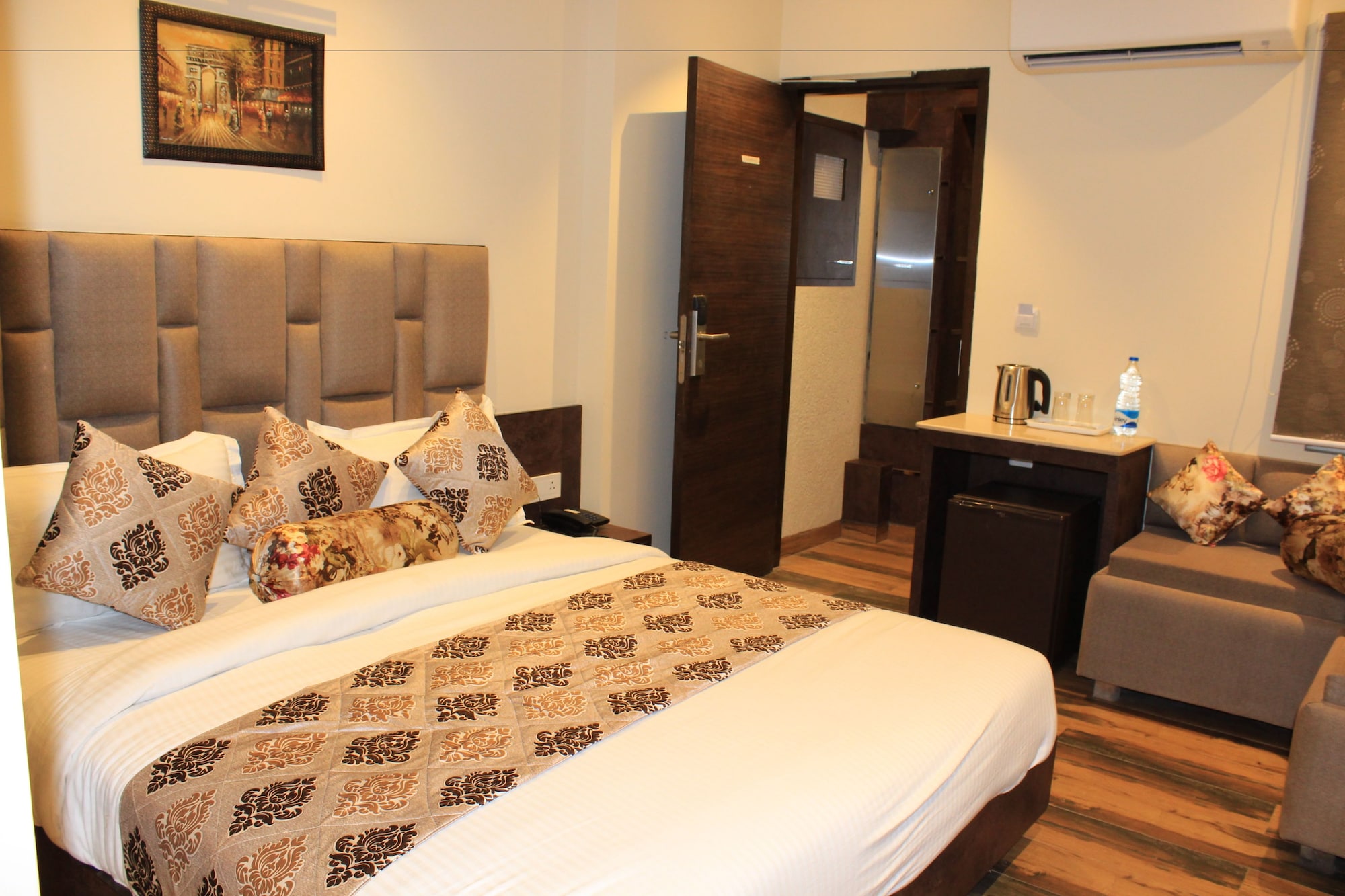 SUPERIOR, PENTHOUSE, QUEEN BED, CITY VIEW