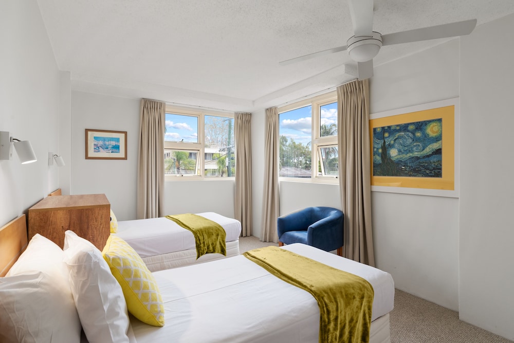 2 Bedrooms, Deluxe, 1 Single and 2 Queen Beds, Garden View