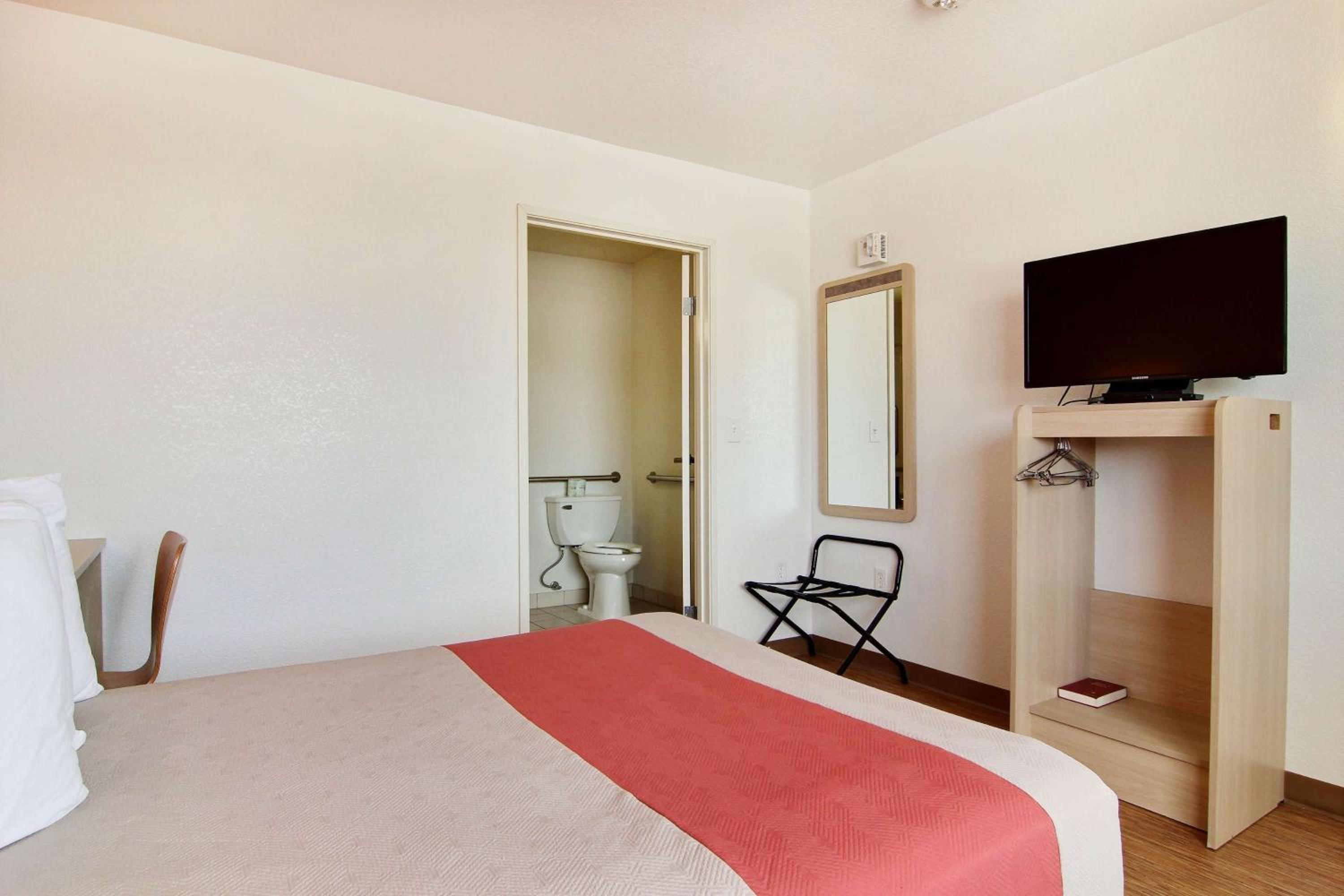 1 Queen Bed - Micfridge، Motel6 Fort Stockton, TX 8/10