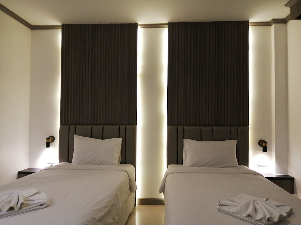 DELUXE, TWIN BEDS