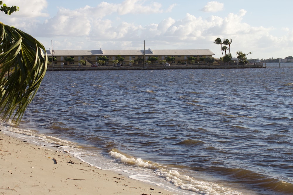 PALM BEACH WATERFRONT SUITES 61/67
