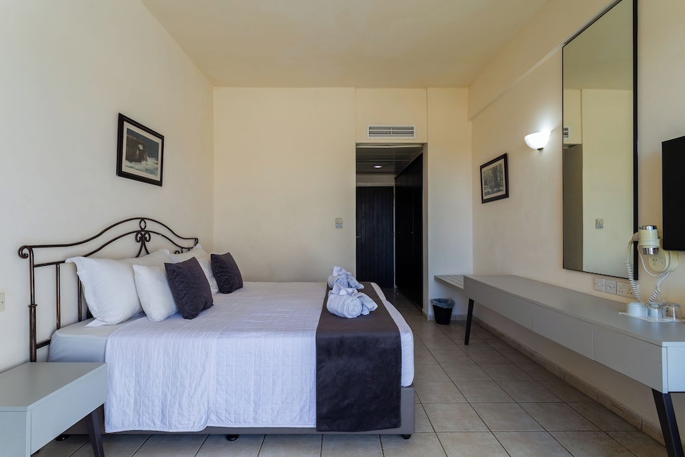 Piere Anne Beach Hotel 10/47
