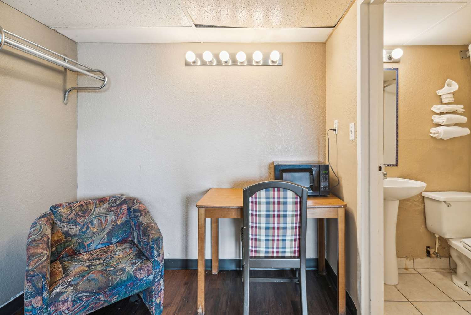 Super 8 By Wyndham Millbury/Toledo 34/54