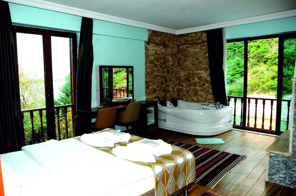 DELUXE, DOUBLE BED, RIVER VIEW, JETTED TUB