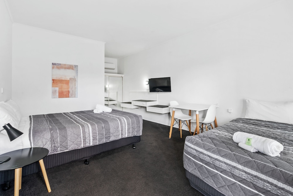 Standard, 1 Queen and 1 Single Bed