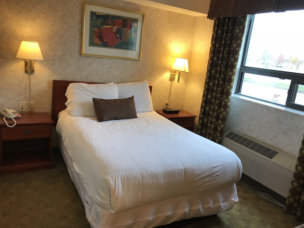 Lexington Inn & Suites Windsor 15/51