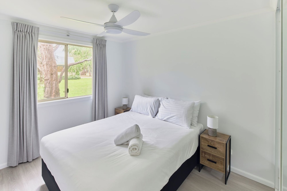 كابينة بسرير كوين وسريرين منفصلين بغرفتي نوم، RAC Busselton Holiday Park 2/6