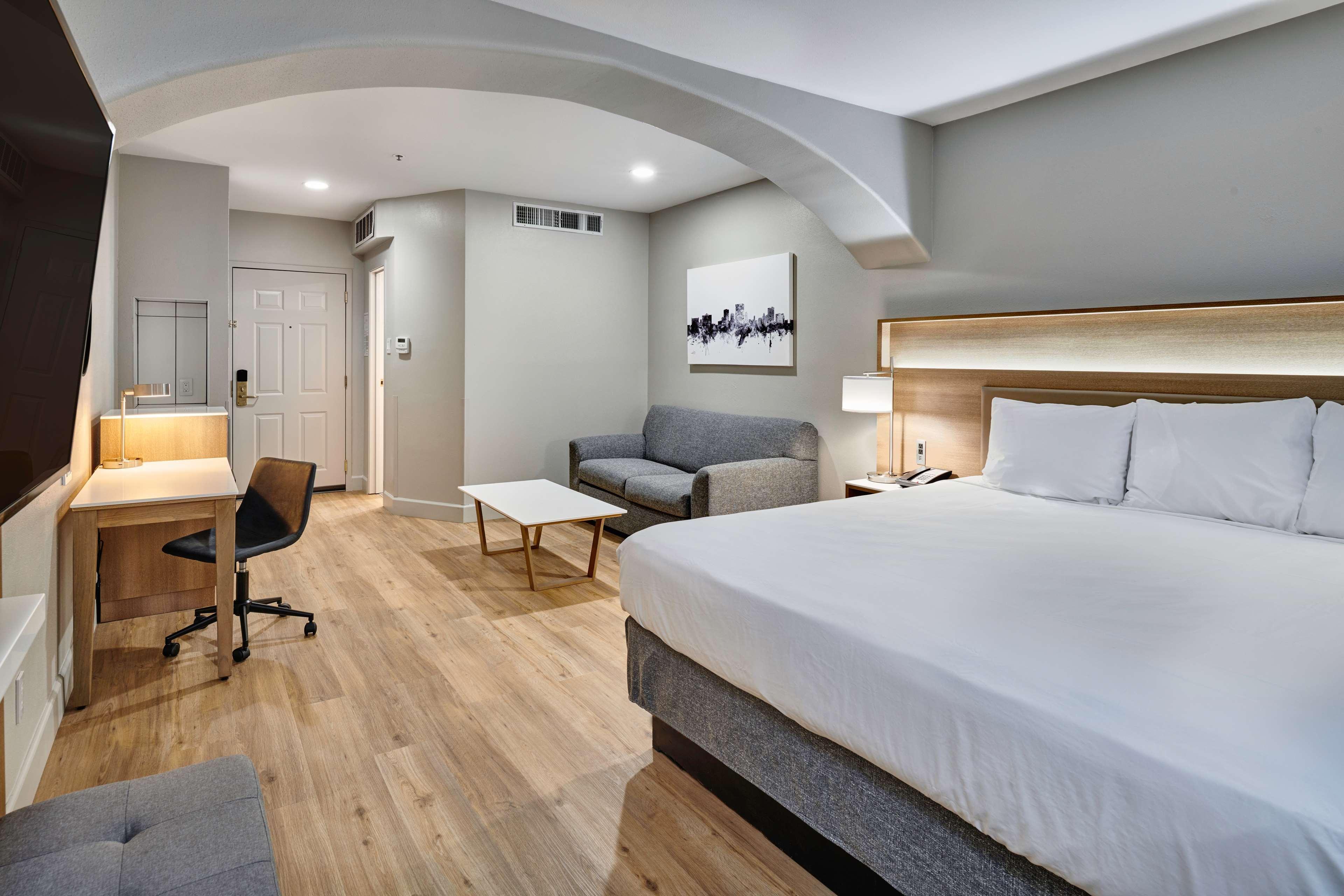 SUITE, KING BED, ACCESSIBLE