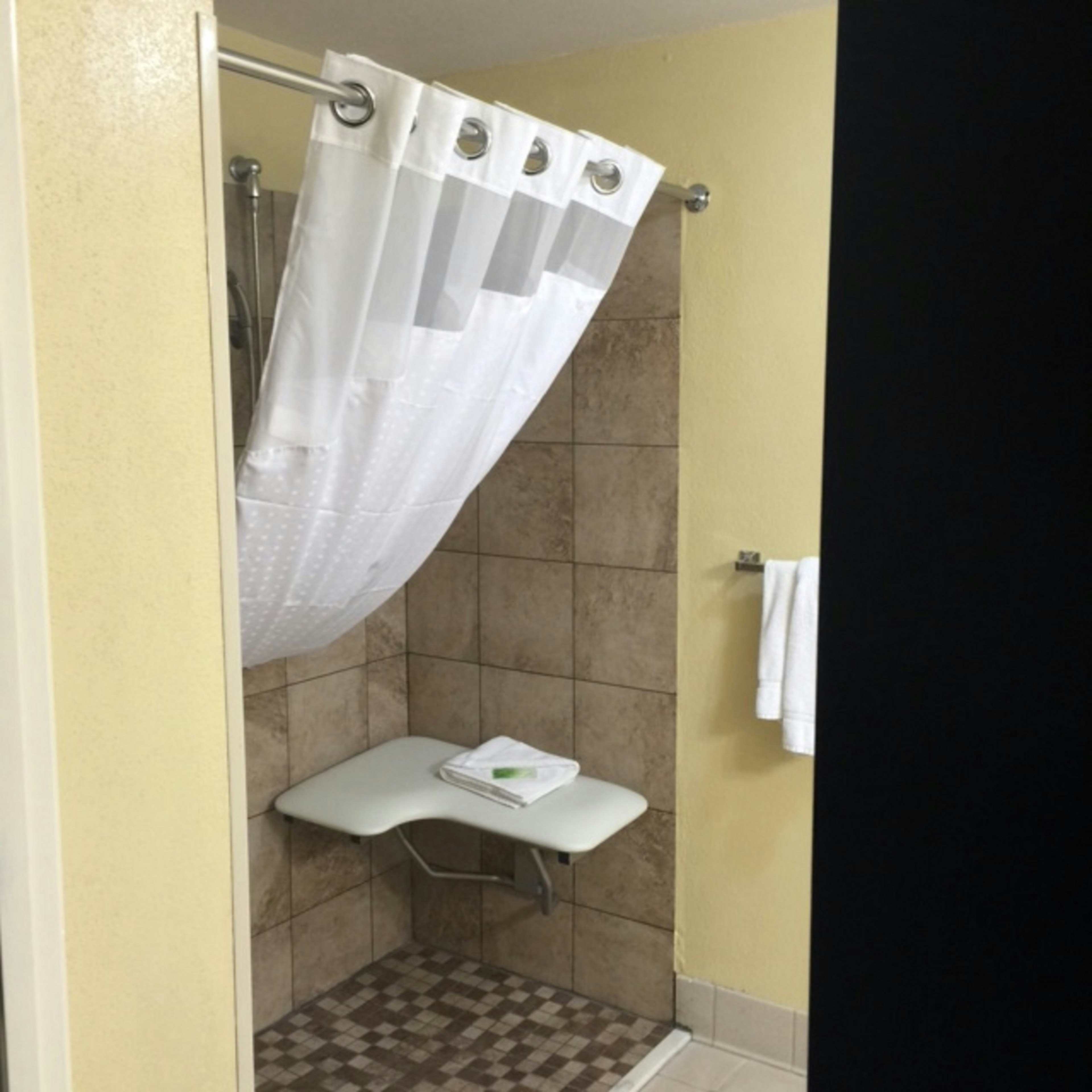 Holiday Inn Express Suites Hinesville East Fort Stewart 50/50