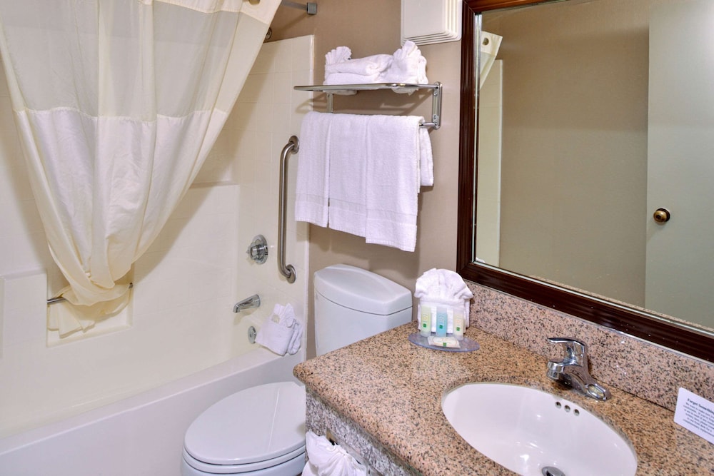 Quality Inn & Suites Walnut - City Of Industry 7/27