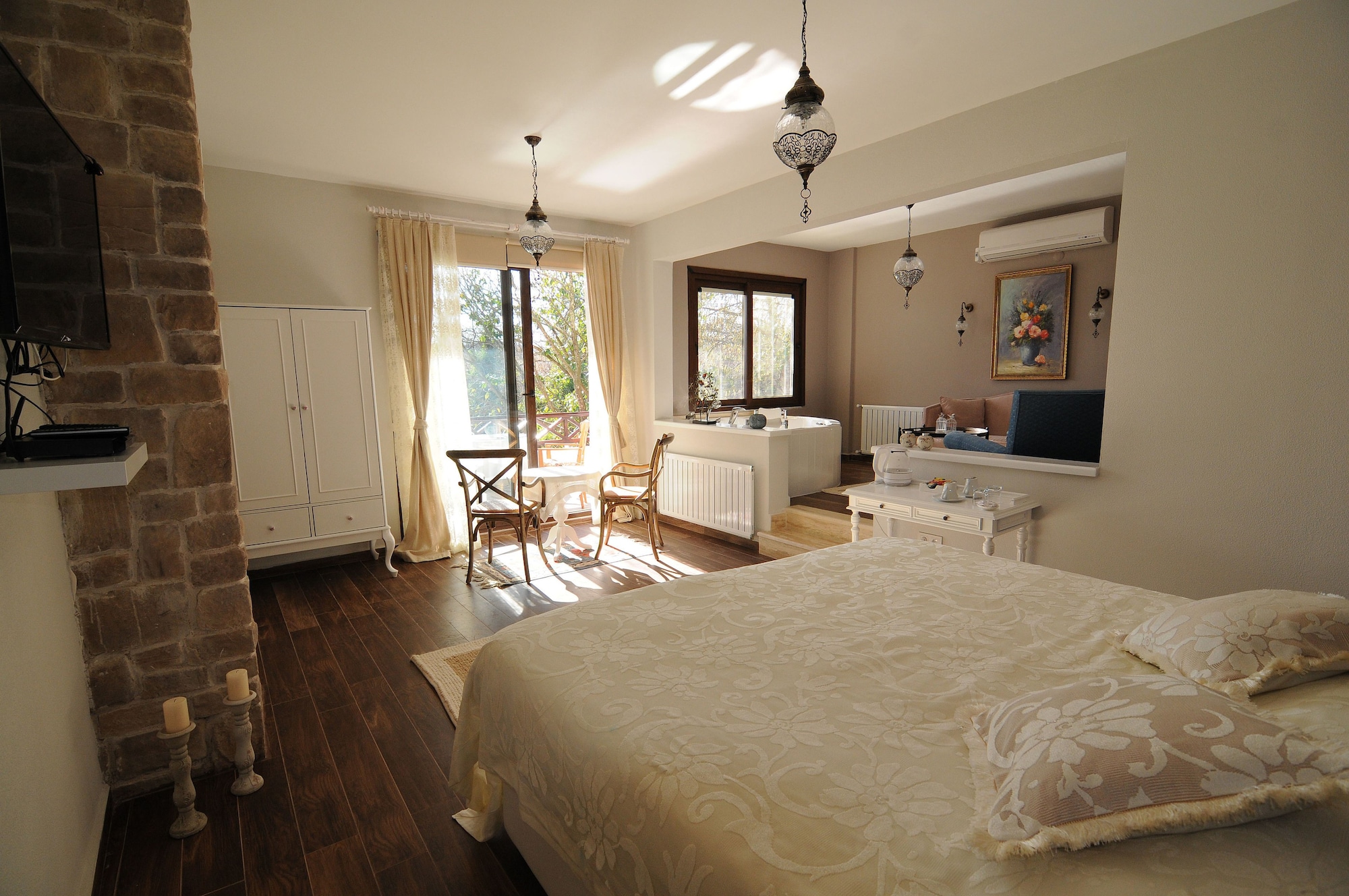 SUITE, QUEEN BED