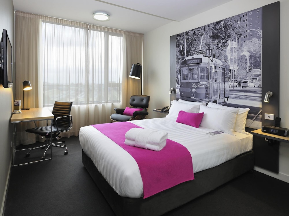 STUDIO, QUEEN BED