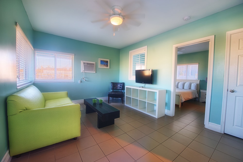 Hollywood Beachside Boutique Suites 25/46