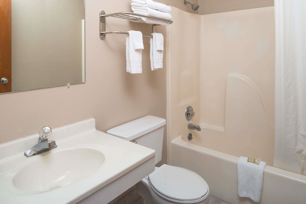 Super 8 by Wyndham Omaha NE 13/28