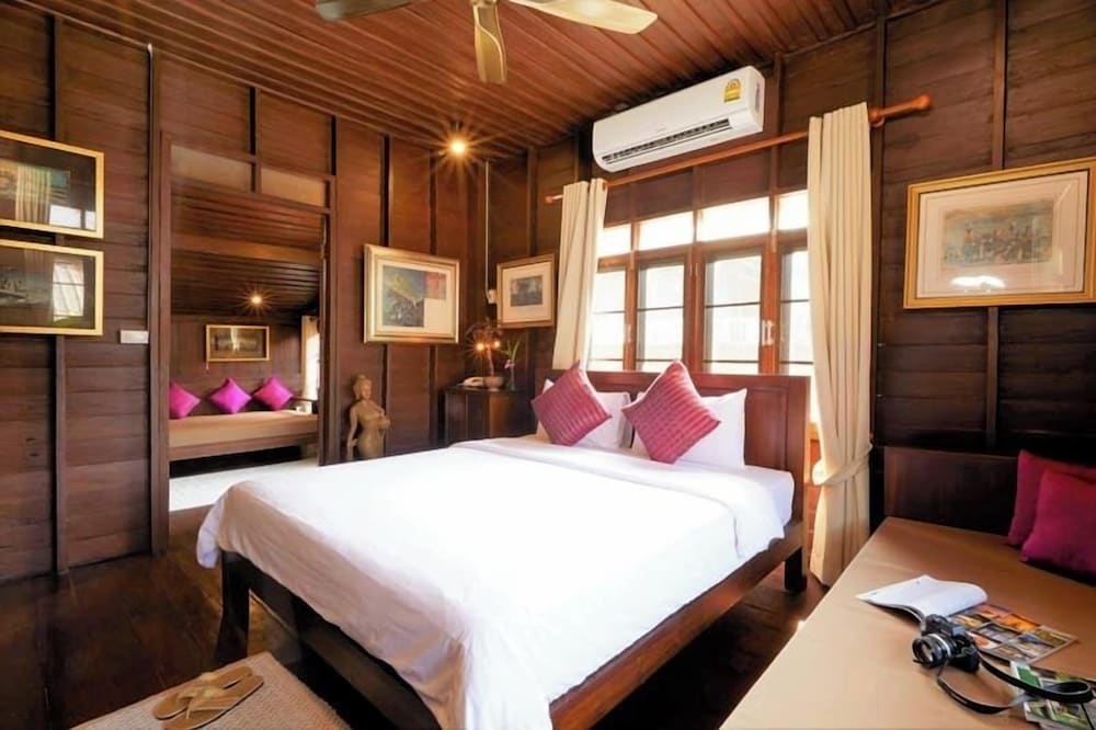 GRAND, DELUXE, FUTON BED, 1 KING AND 1 SINGLE BEDS, SINGLE BED