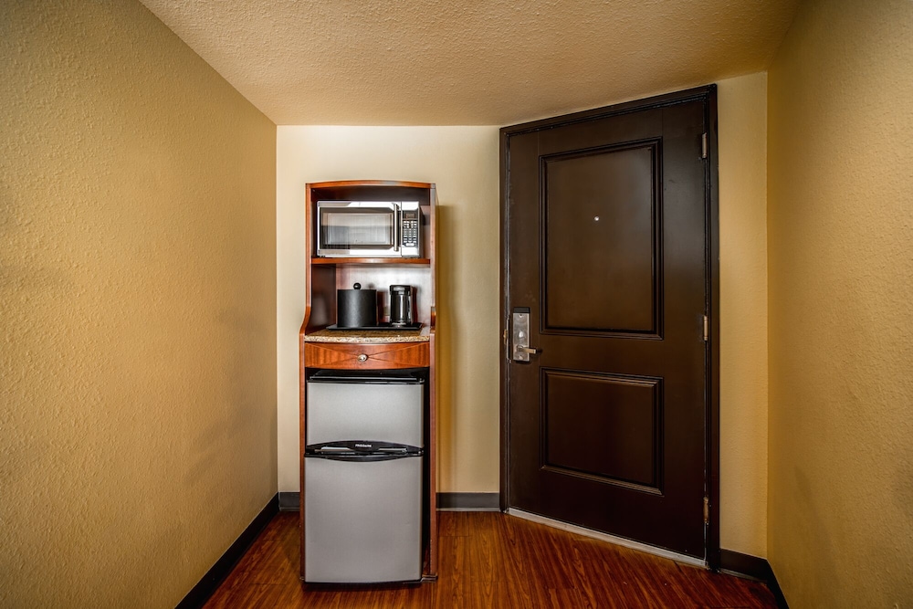 La Quinta Inn & Suites by Wyndham Cocoa Beach Oceanfront 24/54