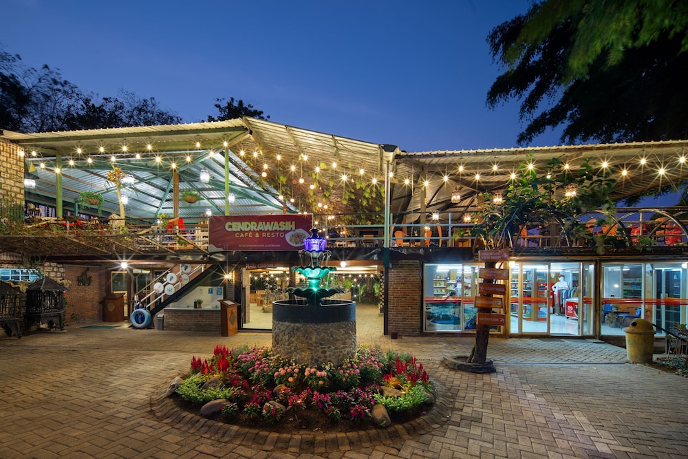 Royal Caravan Hotel and Outbond 48/58