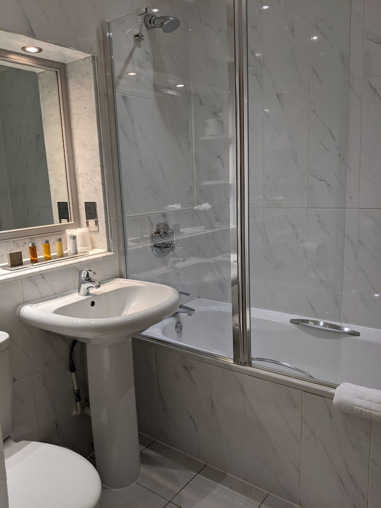 Cotswold Lodge Hotel 63/64