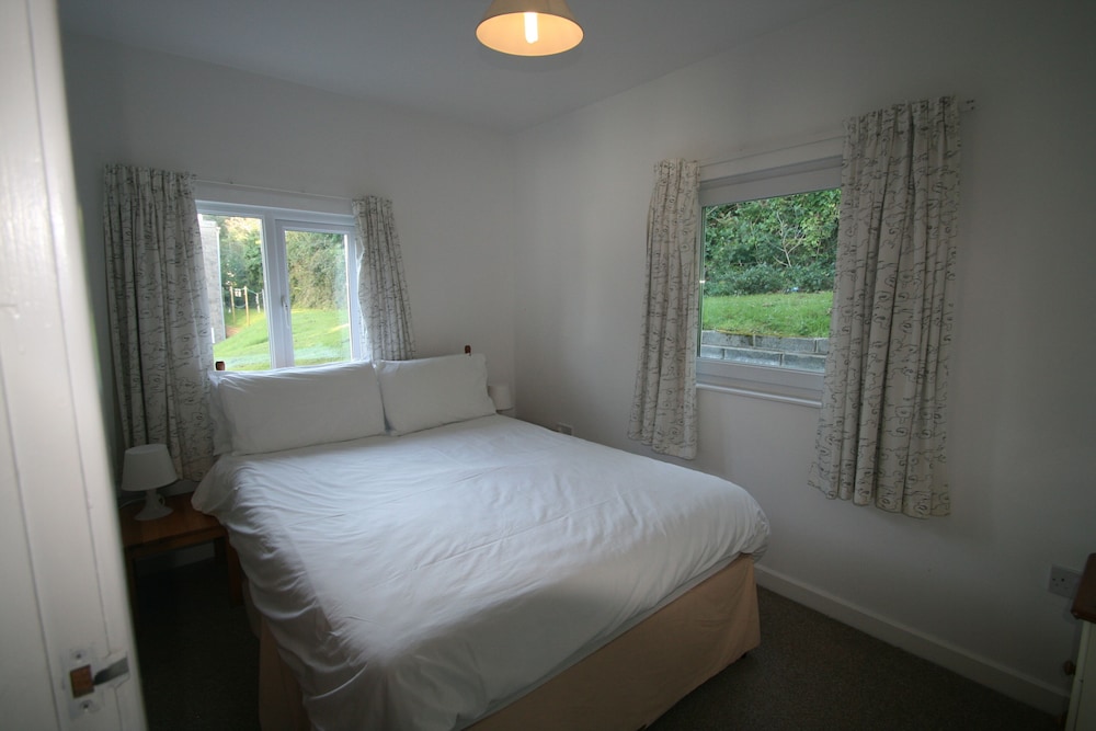 Freshwater Bay Holiday Cottages 24/50