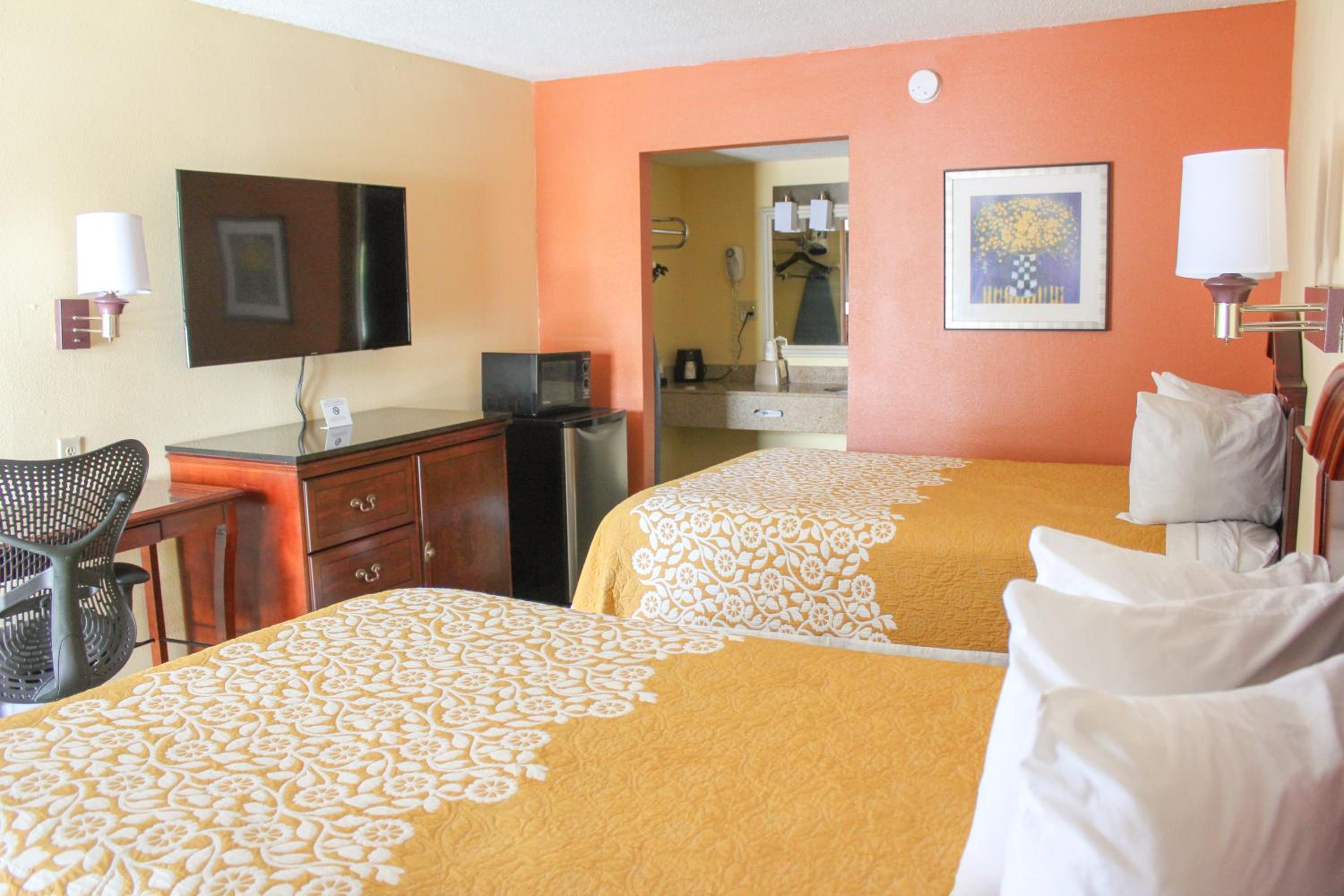 Rose Garden Inn & Suites 21/25