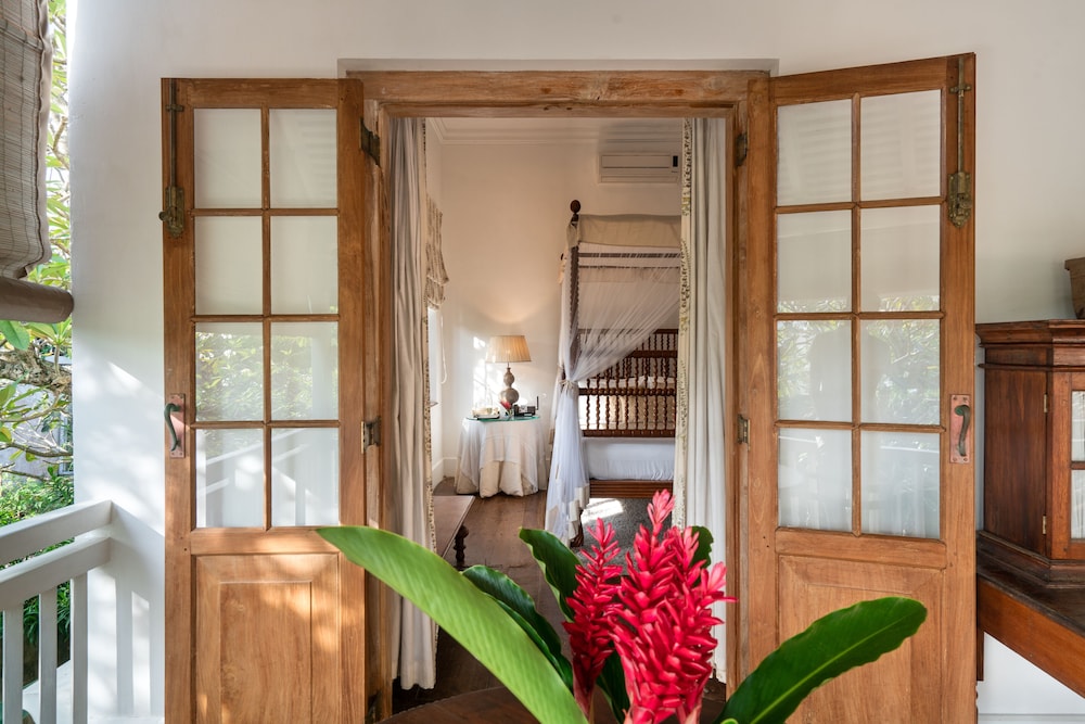 Taru Villas Rampart Street 33/50