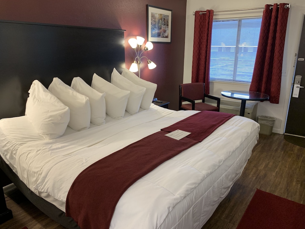 Baymont by Wyndham Petoskey 16/51