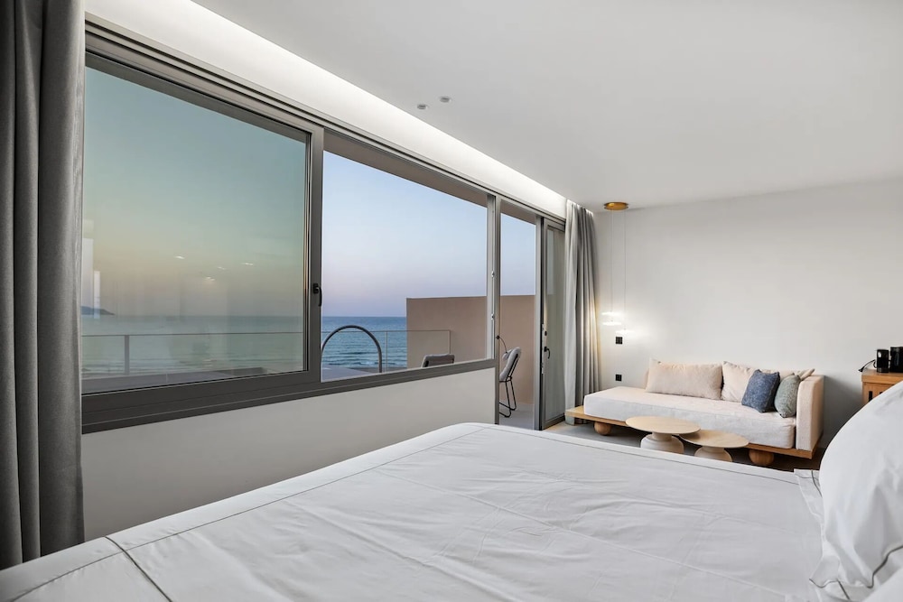 Sky, Swim Up, Junior Suite, 1 King and 1 Single Beds, Sea View