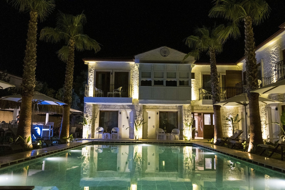 Icarus Hotel 4/46
