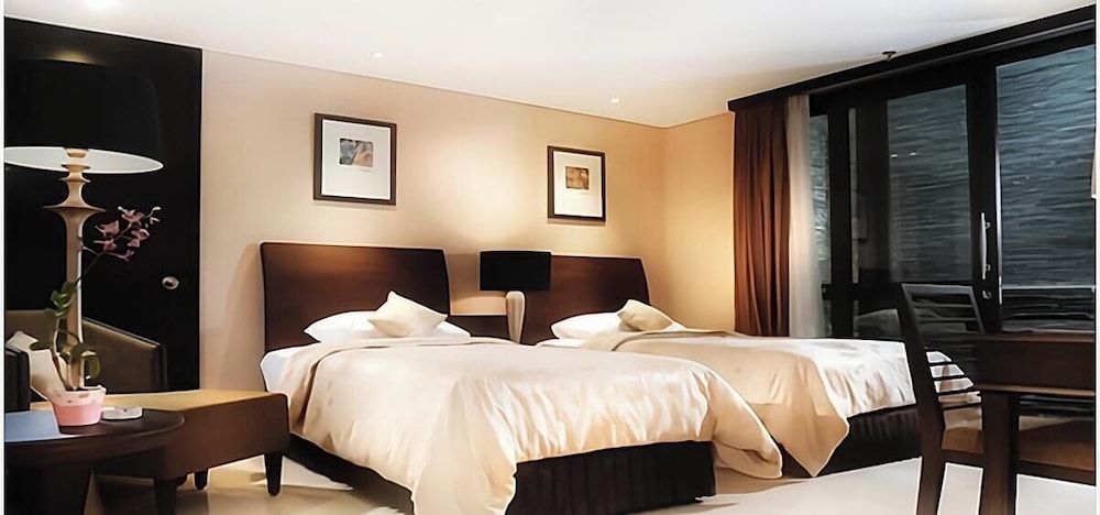 The Palais Dago Hotel 18/55